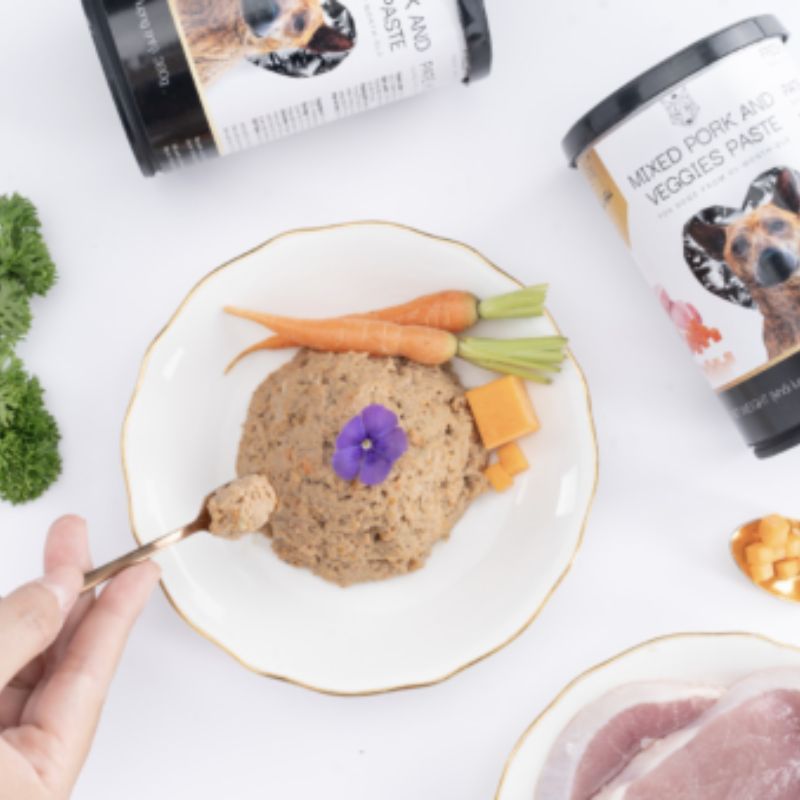 Pate thịt và rau củ thơm ngon cho mọi chú mèo.