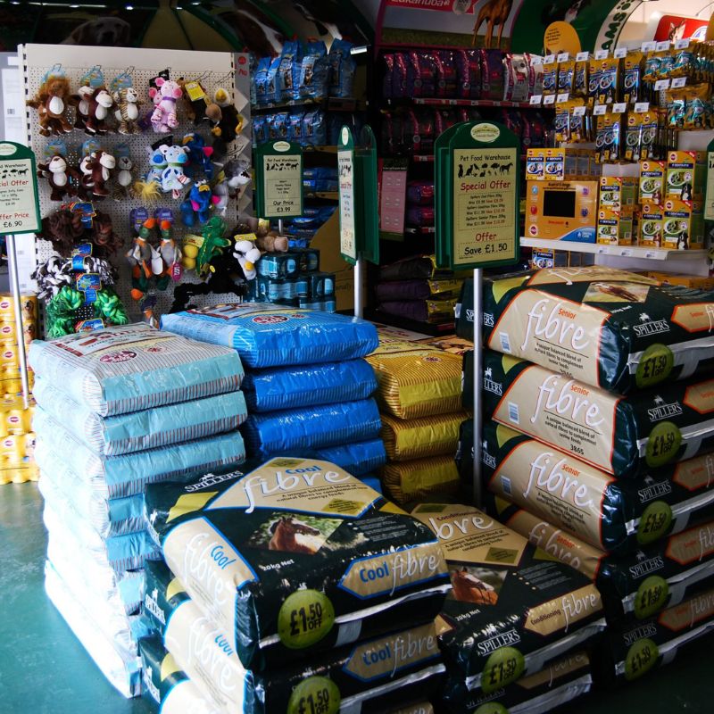 Ưu tiên chọn mua thức ăn phù hợp tại shop pet food.